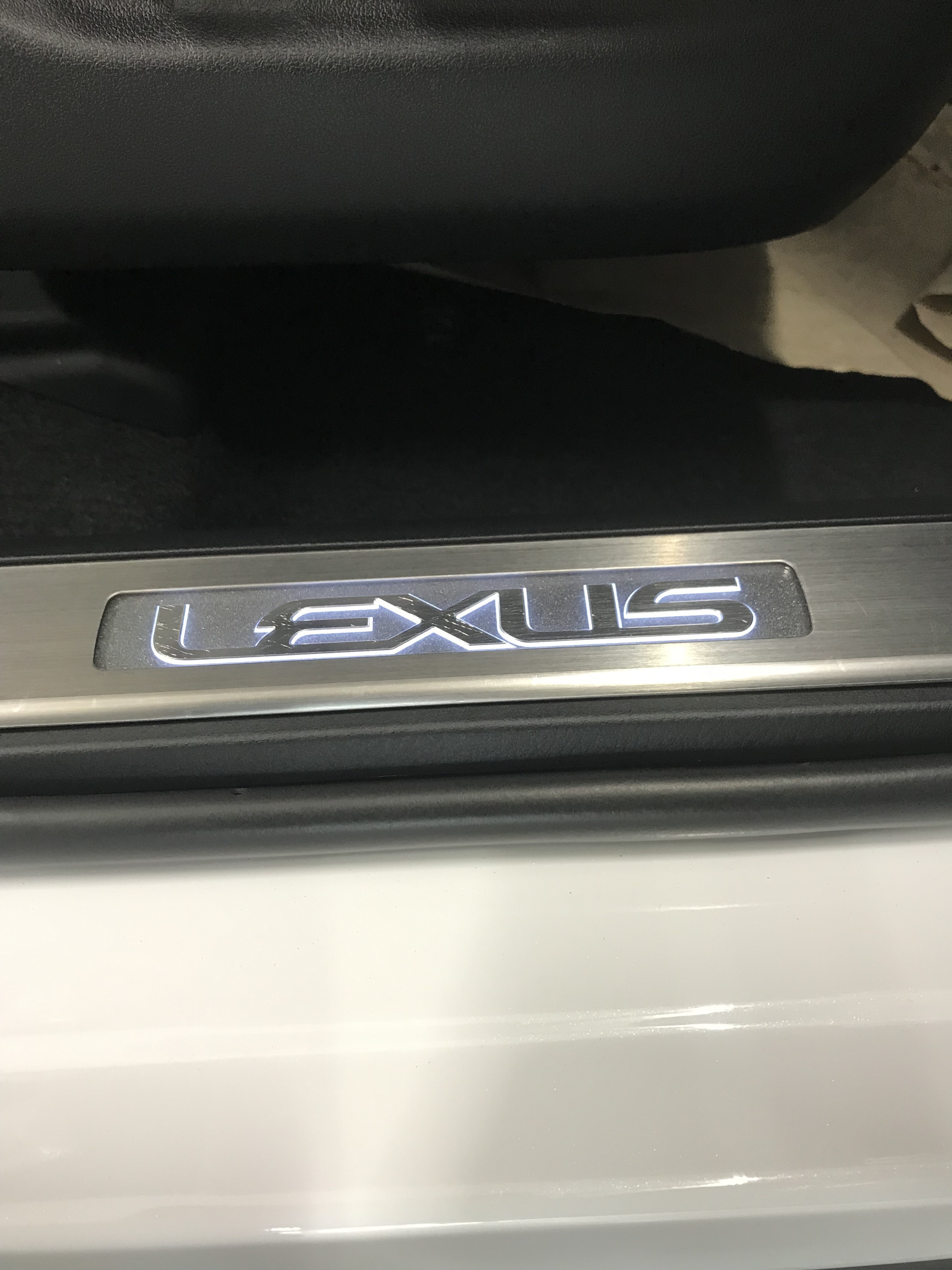 LEXUS NX / レクサス NX スカッフイルミネーション取り付け – 日々の車 